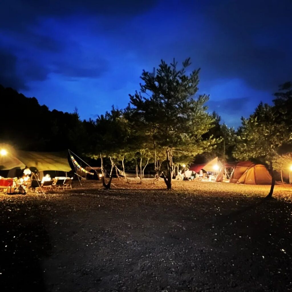 夜のキャンプ風景 瓦チップは 明かりに反射してキラキラ と光ります みなさんの明かりで素敵な夜の景色が見れました Yama クリコネ