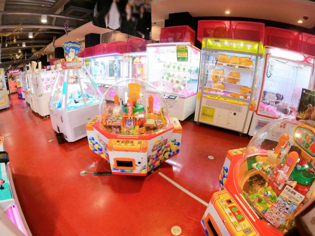 あそVIVA本店1階のゲームセンターフロアの店内写真